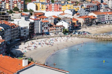 RAXO, İspanya - 28 AĞUSTOS 2020: Bulutlu bir yaz sabahı Ria de Pontevedra 'daki tipik bir Galiçya köyünün (Raxo) havadan görünüşü.