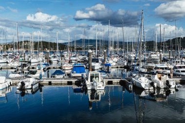 COMBARRO, PONTEVEDRA - 28 Ağustos 2020: Açık bir yaz günü, İspanya 'nın Pontevedra kentinde, Combarro yat kulübünde demirlemiş küçük yelkenliler.