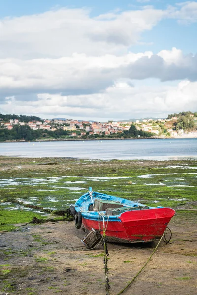 Einsames Holzboot Strandet Bei Ebbe Gut Erhaltenen Dorf Combarro Ponteveda — Stockfoto