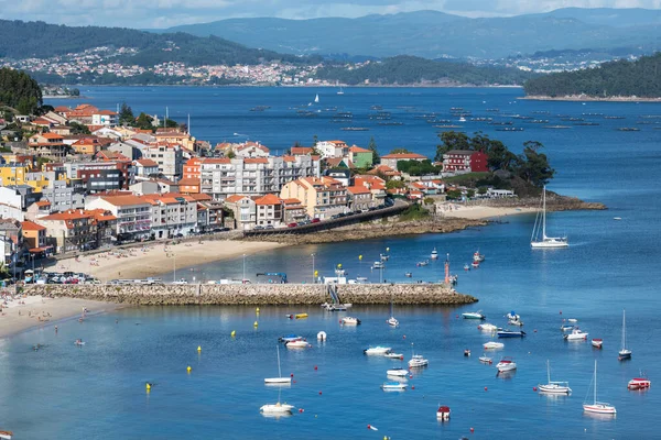 Bulutlu bir yaz sabahı Ria de Pontevedra 'daki tipik bir Galiçya köyünün (Raxo) hava manzarası.