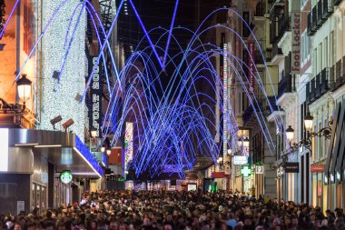 MADRID, SPAIN - 4 HAZİRAN 2020: Madrid 'deki Preciados Sarayı' nda Noel ışıklarının altında kalabalık toplandı.