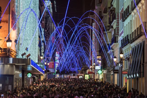 MADRID, SPAIN - 4 HAZİRAN 2020: Madrid 'deki Preciados Sarayı' nda Noel ışıklarının altında kalabalık toplandı.