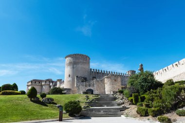 İyi korunmuş Cuellar Kalesi 'nin (Alburquerque Dükleri Kalesi) ana girişi, 13. ve 18. yüzyıllar arasında farklı stillerde inşa edilmiştir..