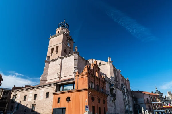 位于Valladolid的Medina Del Campo的San Antolin Colegiata San Antolin的外景 Valladolid是该市最重要的历史建筑之一 这座建于十六世纪至十八世纪的晚期哥特式教堂 是这一宏伟祭坛的所在地 图库图片