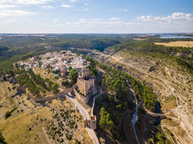 Cuenca, Castilla-La Mancha 'daki Jucar nehri ile çevrili ünlü ortaçağ kasabası Alarcon' un hava manzarası..
