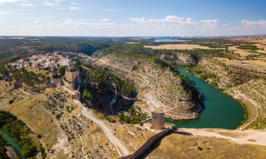 Cuenca, Castilla-La Mancha 'daki Jucar nehri ile çevrili ünlü ortaçağ kasabası Alarcon' un hava manzarası..
