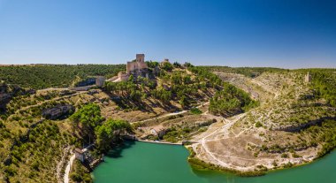 Cuenca, Castilla-La Mancha 'daki Jucar nehri ile çevrili ünlü ortaçağ kasabası Alarcon' un hava manzarası..