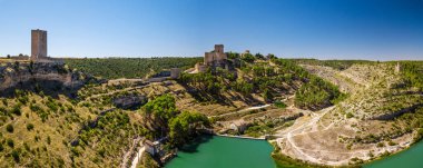 Cuenca, Castilla-La Mancha 'daki Jucar nehri ile çevrili ünlü ortaçağ kasabası Alarcon' un hava manzarası..