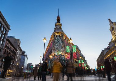 MADRID - 26 Aralık 2020: Madrid 'de yeni yenilenen Centro Canalejas kompleksinin geniş açılı görüntüsü, alacakaranlıktaki Noel süslemeleriyle aydınlatıldı.