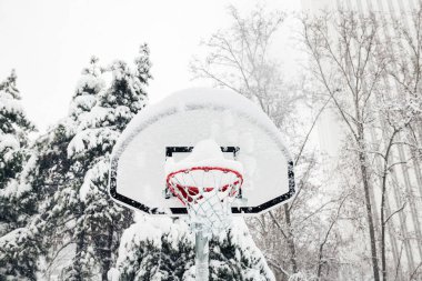 Madrid, İspanya 'daki ağır Filomena fırtınası sırasında kar altında bir sokak basketbolu potasının ön görüntüsü.