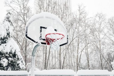Madrid, İspanya 'daki ağır Filomena fırtınası sırasında kar altında bir sokak basketbolu potasının yan görüntüsü.