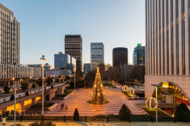 Madrid 'in AZCA iş ve finans bölgesine geniş açılı bir bakış açısı ve merkezinde geleneksel aydınlatılmış Noel ağacı yükseliyor..