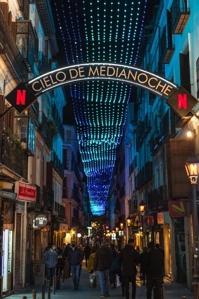 Madrid Diciembre 2020 Multitud Personas Reúnen Una Calle Estrecha Tradicional —  Fotos de Stock