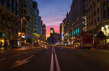 MADRID - 4 AĞUSTOS 2016: Madrid 'in alacakaranlıkta Gran Va caddesindeki yoğun manzarası, Callao ve Schweppes tabelalı Yapılandırıcı Carrion arka planda parlıyor.