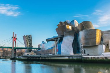 BILBAO, İspanya - 20 HAZİRAN 2016: Guggenheim Müzesi ve İspanya 'nın Bilbao kentindeki Nervion nehrinin kıyısındaki La Salve köprüsünün panoramik manzarası.