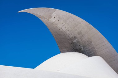 TENERIFE, SPAIN - 26 Nisan 2018: Kanarya Adaları 'ndaki Tenerife (Auditorio Adan Martin) modern konferans salonu, yıldız mimar Santiago Calatrava tarafından tasarlandı ve 2003 yılında tamamlandı..