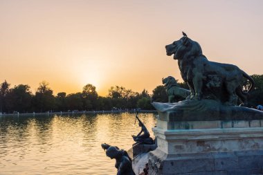 MADRID - 13 Temmuz 2017: İspanya 'nın Madrid kentindeki Retiro Park' taki (Parque del Buen Retiro) XII..