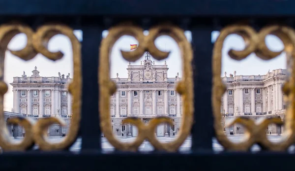 マドリードの王宮 Palacio Real 夏の午後に周囲を取り囲む黒と金色の金属製の門を通って見られます — ストック写真