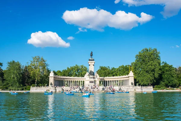 Madrid Maj 2018 Turyści Cieszący Się Dobrą Pogodą Przy Wielkim — Zdjęcie stockowe