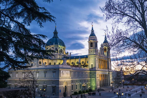 黄昏时马德里天主教大教堂Santa Mara Real Almudena的侧视图 — 图库照片