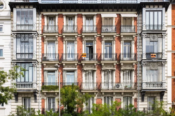 Traditionella Fönster Och Balkonger Centrala Madrid — Stockfoto