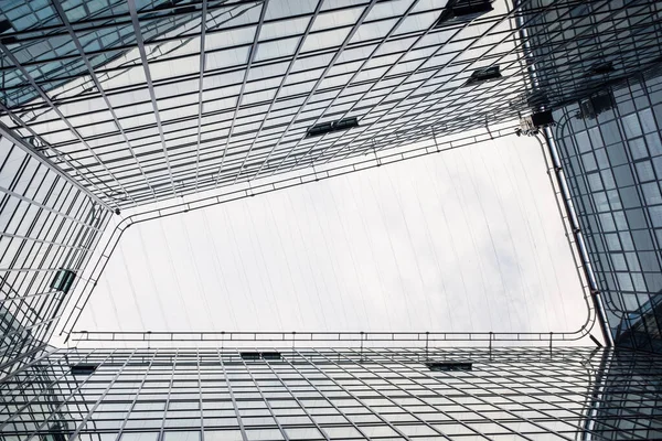 Blick Auf Ein Modernes Bürogebäude Aus Glas Vor Bewölktem Himmel — Stockfoto