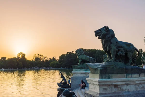 马德里 2017年7月13日 游客和当地人在西班牙马德里退休公园 Parque Del Buen Retiro 阿方索十二世纪念碑下享受夏日下午的日落 — 图库照片