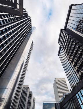 MADRID - 1 Mayıs 2021: İspanya 'nın Madrid AZCA İş Bölgesi' ndeki modern gökdelenlerin (Torre Europa ve Torre Picasso) alçak açılı görünümü.