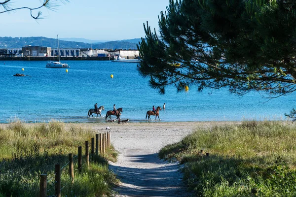 Sanxenxo Spanyolország 2021 Május Lovasok Lovon Akik Élvezik Napsütéses Tavaszi — Stock Fotó