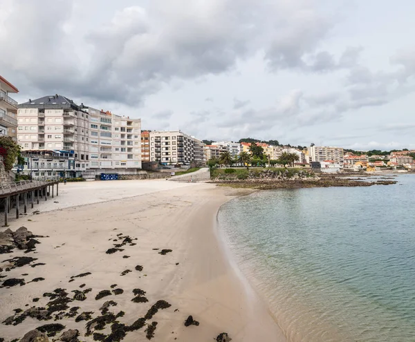 SANXENXO, İspanya - 21 Mayıs 2021: Galiçya, Rias Baixas 'ta bulutlu bir bahar gününde Sanxenxo ve Panadeira plajlarının geniş açılı görüntüsü.