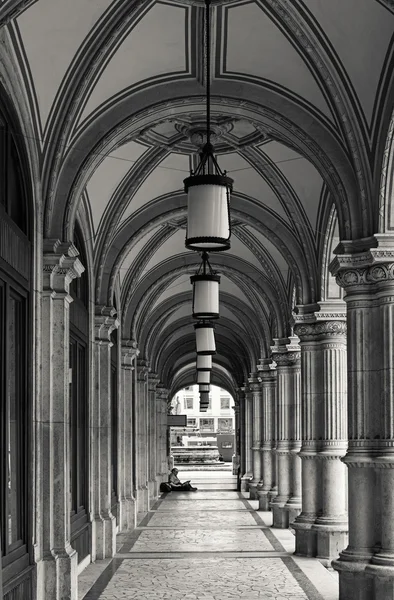 Arkaden am Wiener Opernhaus — Stockfoto