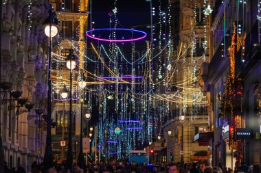 MADRID, SPAIN - 4 HAZİRAN 2026: Şehrin en işlek caddelerinden biri olan Madrid 'in orta kesimindeki San Jeronimo' yu şenlikli Noel ışıkları ile dolduran bir insan denizi, akşam güneşlenirken,.