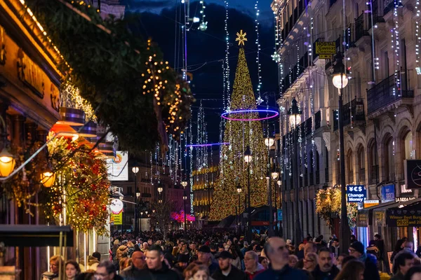 MADRID, SPAIN - 4 HAZİRAN 2026: Şehrin en işlek caddelerinden biri olan Madrid 'in orta kesimindeki San Jeronimo' yu şenlikli Noel ışıkları ile dolduran bir insan denizi, akşam güneşlenirken,.