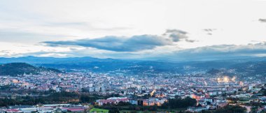 Karanlık çöktüğünde Galiçya 'nın ufuk çizgisinin manzarası varoşlardan görüldüğü gibi.