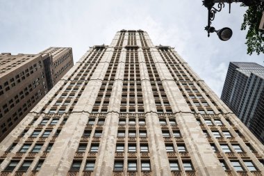 Aşağı Manhattan, New York 'taki tarihi Woolworth Binası' na çarpıcı bir bakış açısı.