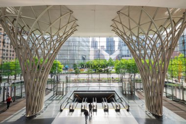 NEW YORK CITY - 18 Mayıs 2024: Aşağı Manhattan Finans Bölgesi Brookfield Place 'deki çarpıcı avlunun iç görünümü.