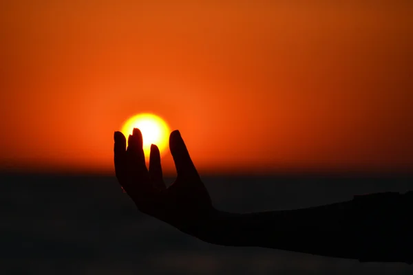 Сонце на руці — стокове фото