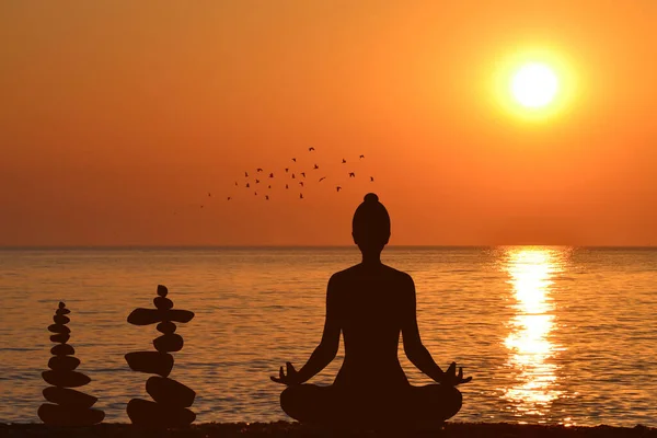 Silhouette Yogi Lotus Position Piles Stones Sea Shore Sunrise — Stock Photo, Image