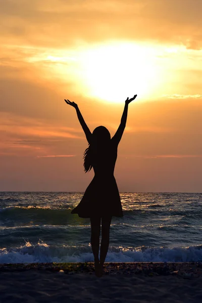 Sylwetka Kobiety Hwo Ciesz Się Słońcem Wschodzie Słońca — Zdjęcie stockowe