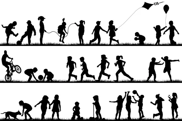 Niños siluetas jugando al aire libre — Vector de stock