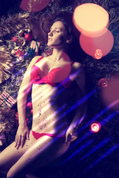 Mooi Sexy Brunette Meisje Rood Ondergoed Liggend Een Kerstboom — Stockfoto