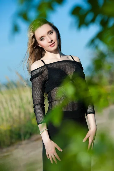Piękne Sexy Blondynka Dziewczyna Czarny Bluzka Pozowanie Zielony Listowie — Zdjęcie stockowe