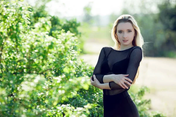 Gyönyörű Szexi Szőke Lány Fekete Blúzban Pózol Zöld Lombozat — Stock Fotó