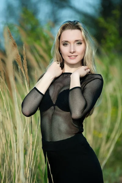 Mooi Sexy Blond Meisje Zwart Blouse Poseren Riet — Stockfoto