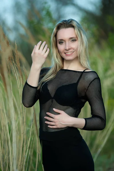 Schöne Sexy Blonde Mädchen Schwarzer Bluse Posiert Schilf — Stockfoto