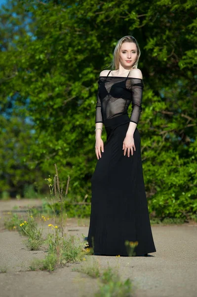 Schöne Sexy Blonde Mädchen Schwarzer Bluse Posiert Grünem Laub — Stockfoto