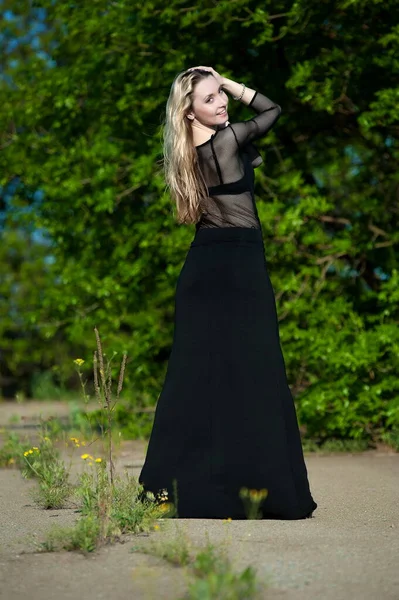 Vacker Sexig Blond Flicka Svart Blus Poserar Grönt Lövverk — Stockfoto
