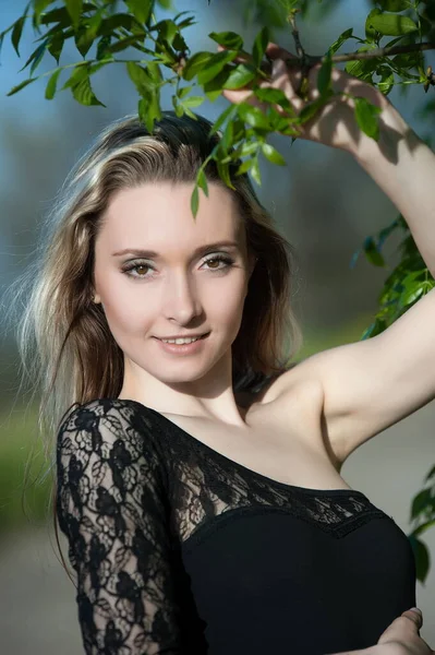 Vacker Sexig Blond Flicka Svart Blus Poserar Grönt Lövverk — Stockfoto