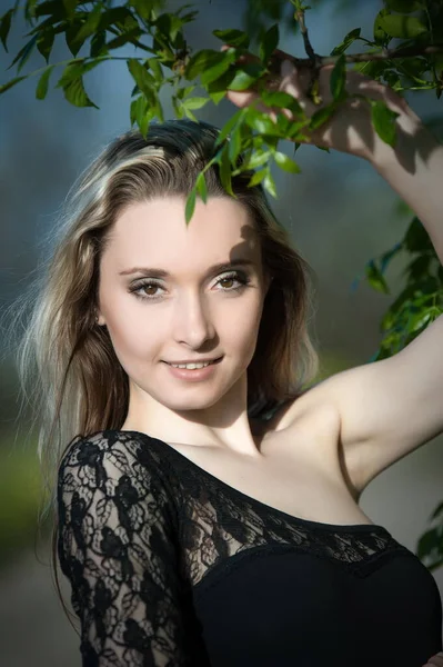 Schöne Sexy Blonde Mädchen Schwarzer Bluse Posiert Grünem Laub — Stockfoto
