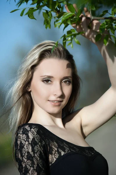 Mooi Sexy Blond Meisje Zwart Blouse Poseren Groen Gebladerte — Stockfoto